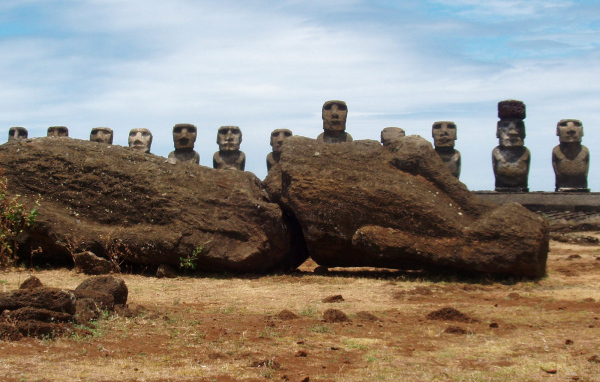 Каменные статуи