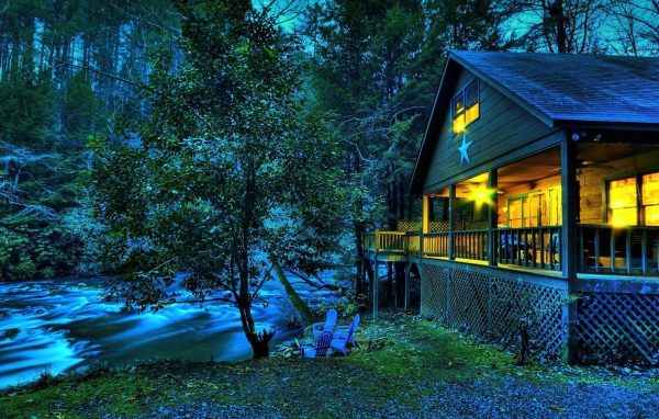 Дом около реки