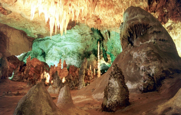 Сталактиты в пещере