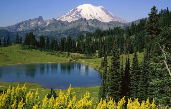 Небольшое озеро в горах