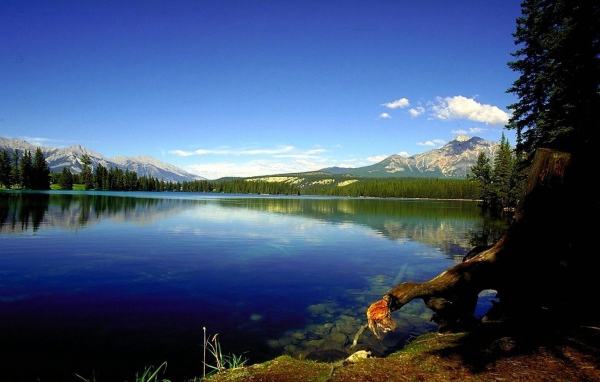 Голубое озеро среди гор