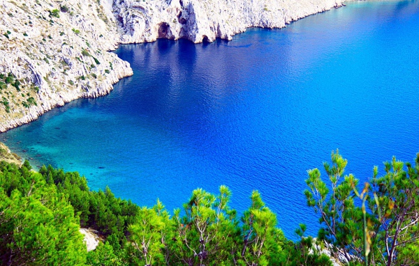 Голубое озеро среди скал