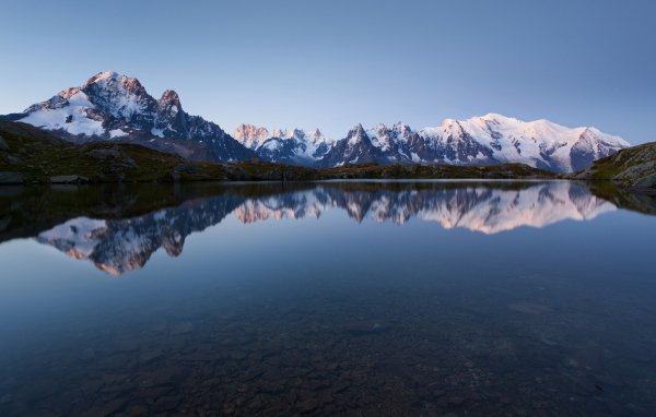 Синее озеро в горах
