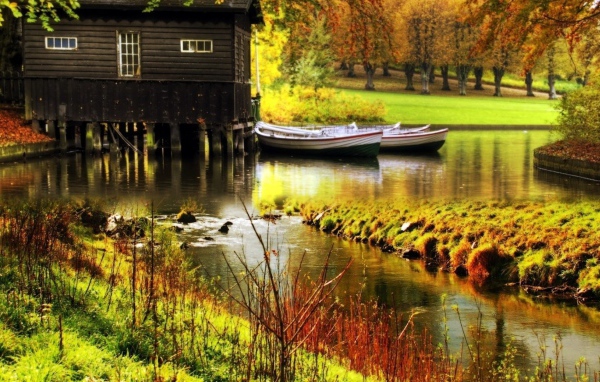 Лодки и домик у причала