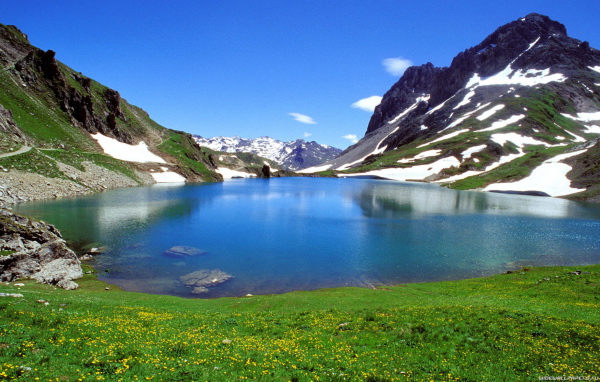 Чистая озерная вода