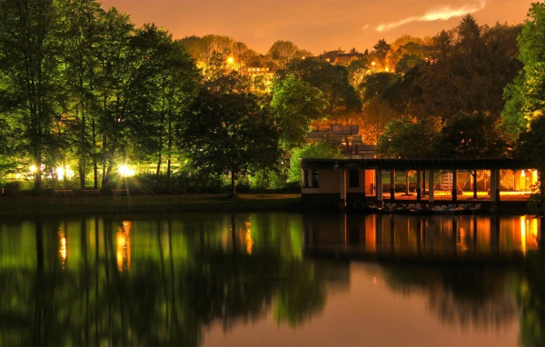 Золотой вечер на озере