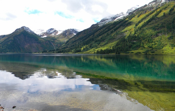 Озеро в горной долине