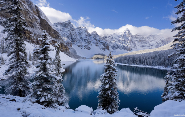 Озеро в зимних горах