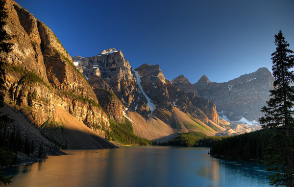 Озеро среди скал в Канаде