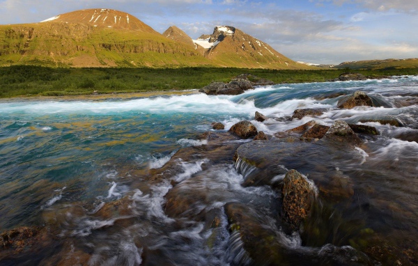 Пейзаж с бурной рекой