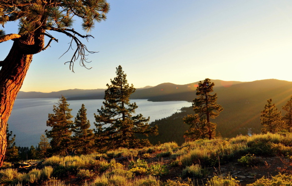Лучи заката над озером