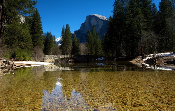 Каменный мост через реку