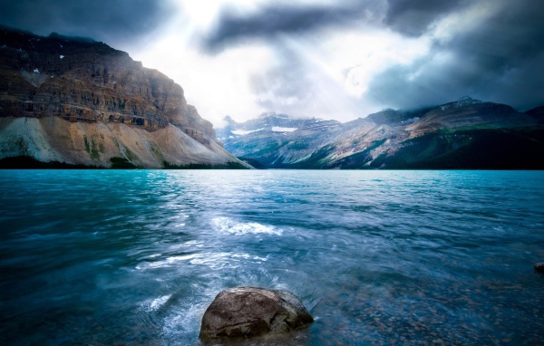 Камень у берега озера