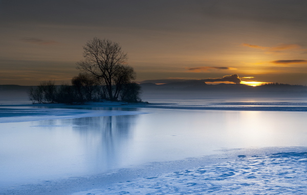 Закат над голубым озером