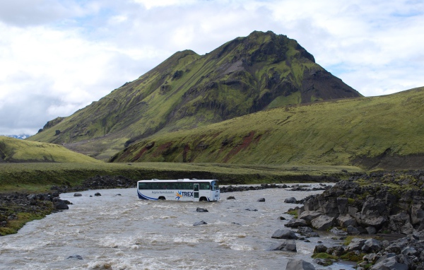 Автобус переезжает реку