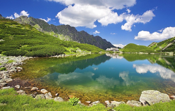 Дом на берегу горного озера