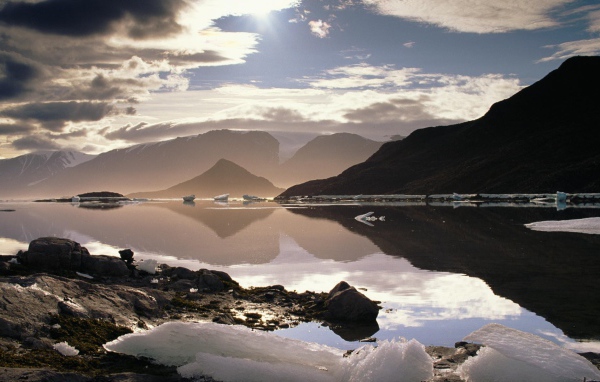 Лед на берегу горного озера