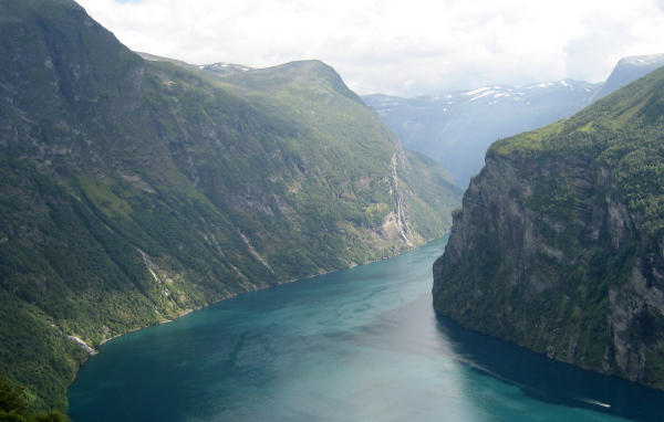 Река между гор