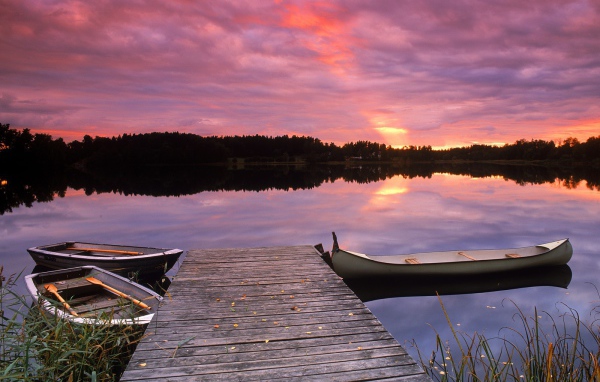 Три лодки у причала