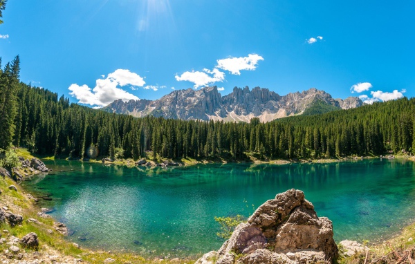 Бирюзовое озеро в горах