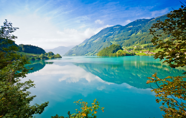 Бирюзовое озеро в горах