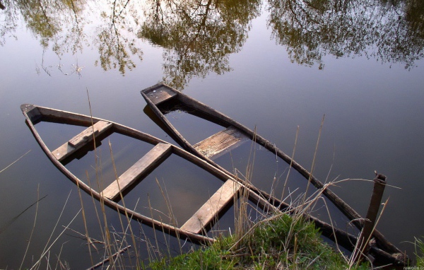 Утонувшие лодки на озере
