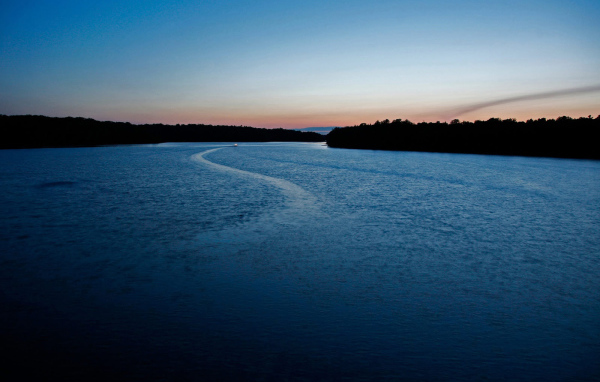 След от катера на реке