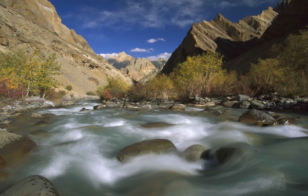 Быстрая горная река