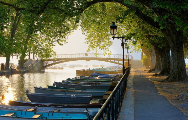 Парк на берегу реки