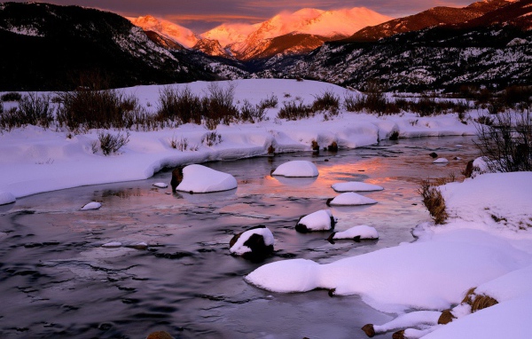 Снег на горной реке