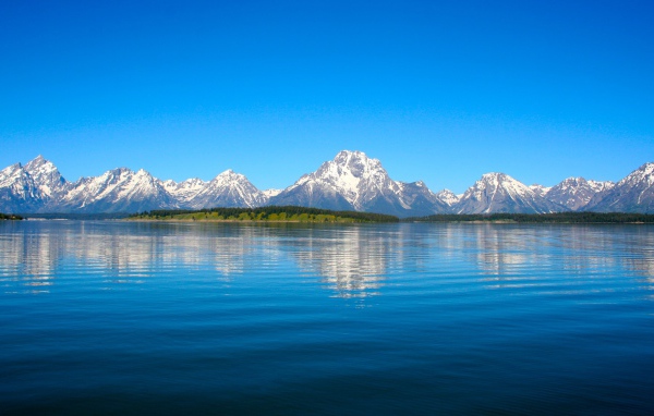 Снежные горы за озером