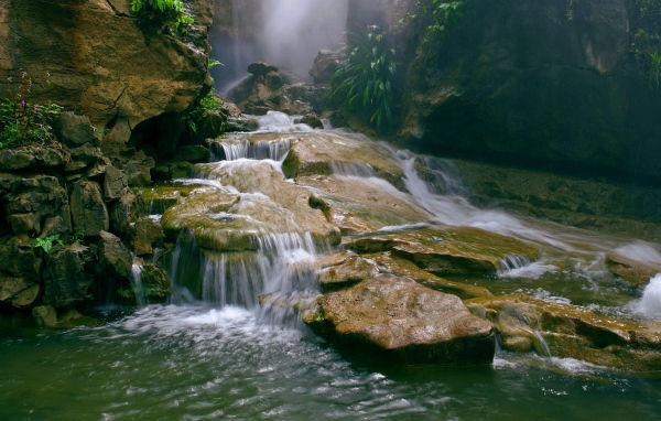 Вода течет по камням