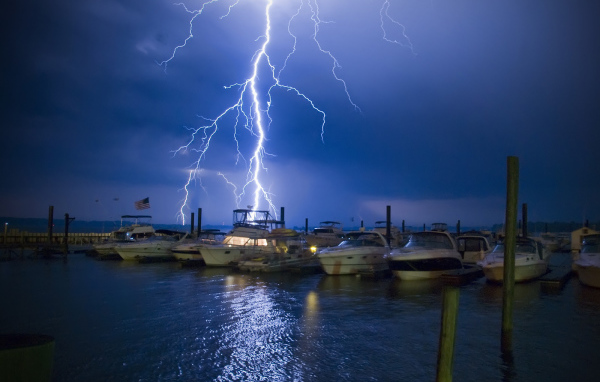 Молния ударила в лодки