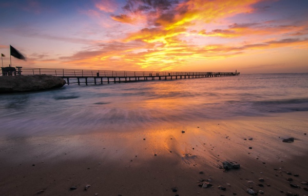 Морской причал на фоне заката