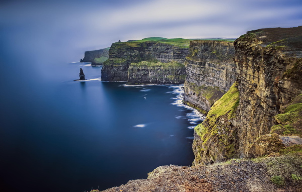 Скалистый морской берег