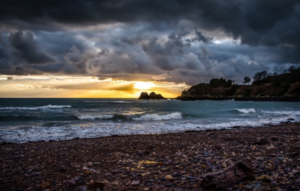 Каменистый берег