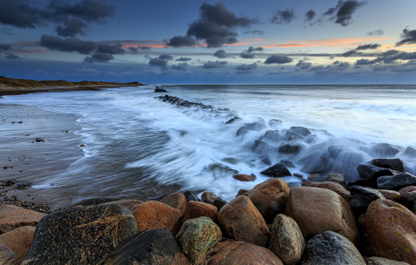 Накатывает седое море