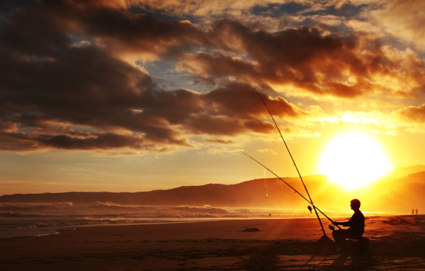 Рыбак ждет когда придет море