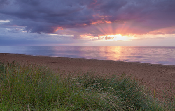 Море и лучи вечернего солнца