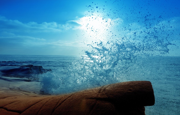 Брызги прибоя у берега