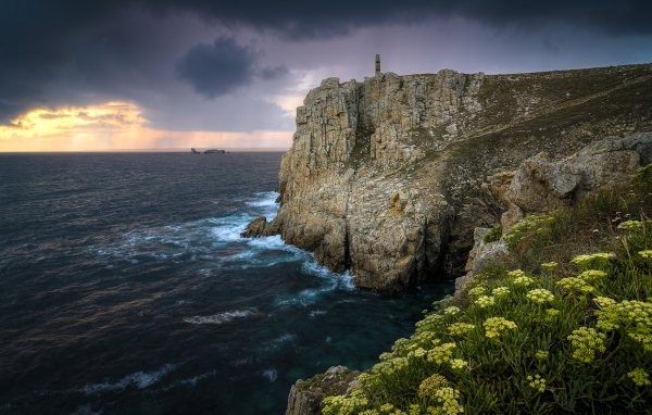 Обрывистая скала у моря