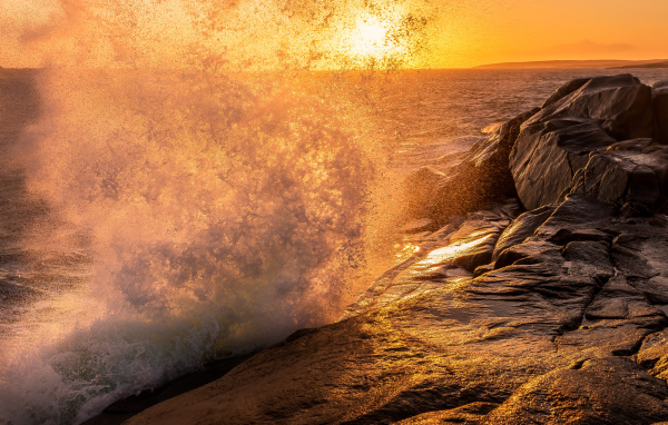 Морской прибой у берега