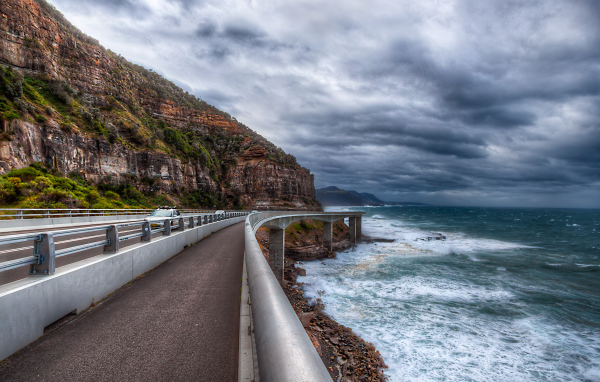 Дорога у берега моря