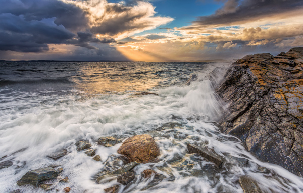 Волны бьются о скалы