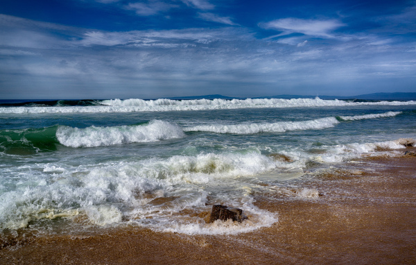 Вид на штормящее море