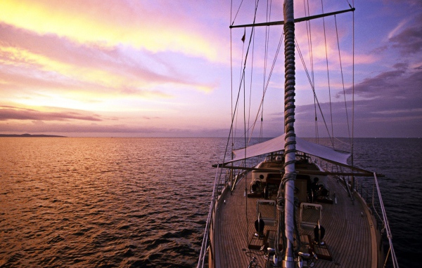 Яхта в море