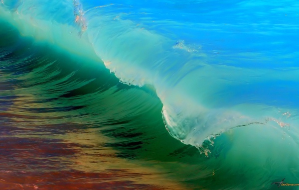 Разноцветная морская  волна