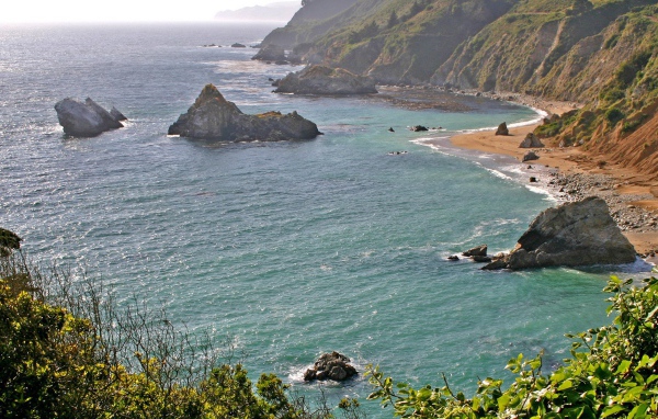 Скалы на море