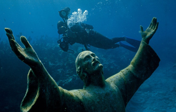 Статуя на дне моря