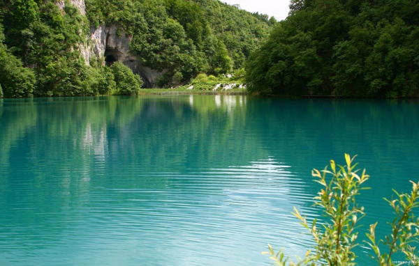 Голубое озеро летом